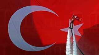 Antalyada turistleri hayran bırakan Türk bayraklı 30 Ağustos gösterisi