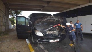 Antalyada turistleri taşıyan minibüs alev aldı