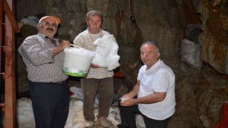 Antalyanın Toros Dağlarındaki kar obruğu buzdolabı gibi kullanılıyor