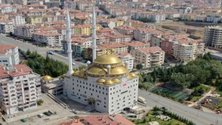 Apartman cami görenleri hayrete düşürüyor