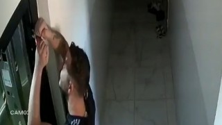 Apartmanların asansörlerine dadanan hırsızlar kamerada