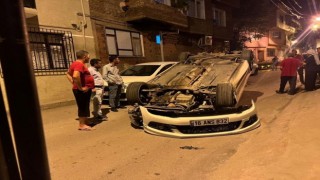 Ara sokakta hız yapan otomobil, 3 otomobile çarparak takla attı