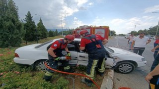 Araç içerisinde sıkışan yolcunun imdadına itfaiye yetişti