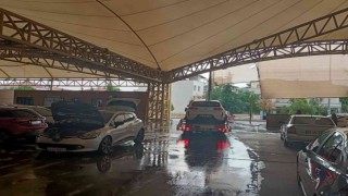 Araçlarını doludan korumak için kapalı alanlara akın ettiler