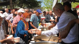 Arapgirde vatandaşlara aşure ikramı