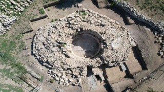 Aratosun anıt mezarının altında başka bir yapıya ulaşıldı