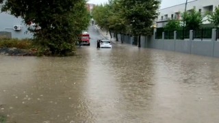 Arnavutköyde yağış nedeniyle sokak göle döndü