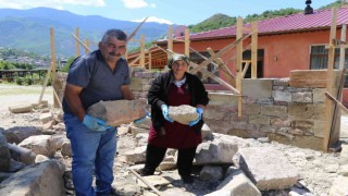 Artvinde kadın üreticilerin kooperatif binasını kadın duvar ustası yapıyor