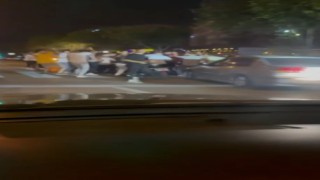 Asker eğlencesinde yolu trafiğe kapatıp oyunlar oynadılar