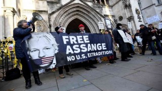Assange ile görüşen ABDli gazeteci ve avukatlar gözetlendikleri iddiası ile CIAye dava açtı