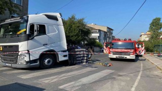 Ataşehirde feci kaza: Tırın altında 100 metre sürüklenen yaşlı kadın hayatını kaybetti