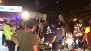 Ataşehirde minibüsle çarpışan beton mikseri devrildi: 2 yaralı