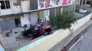 Ataşehirde yanlışlıkla gaza basan sürücü 2inci kattan düştü