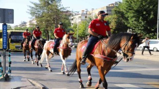 Atlı polisler Gaziantepte devriye attı