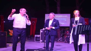Ayvalıkta Ali Kocatepe ve Aysun Kocatepeden zafer konseri