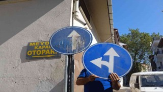 Ayvalıkta işaret levhalarına spreyli bela