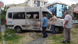 Bağcılarda panelvan araç ile servis minibüsü çarpıştı: 5 yaralı