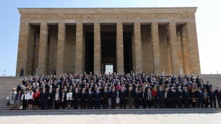 Bakan Çavuşoğlu 13. Büyükelçiler Konferansı öncesi Anıtkabiri ziyaret etti