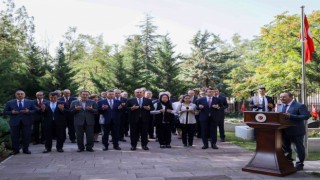 Bakan Çavuşoğlu, Dışişleri Şehitliğini ziyaret etti