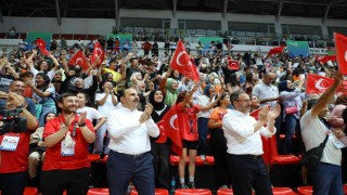 Bakan Kasapoğlu ve Başkan Altay, Voleybol Milli Takımının sevincine ortak oldu