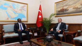 Bakanı Akar, Kamerun Büyükelçisi Tchatchouwoyu kabul etti
