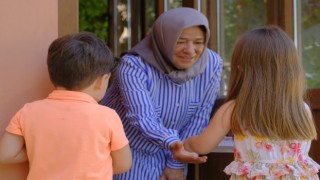 Bakımevi öğrencileri aşure yapıp vatandaşlara ikram etti