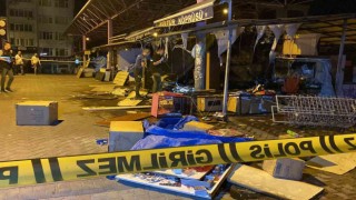 Bakırköyde kitapçı dükkanı alev alev yandı