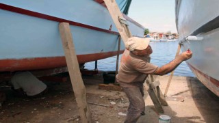 Balıkçılar yeni av sezonuna teknelerine bakım yaparak hazırlanıyor