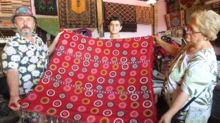 Balıkesirde köylerden topladıkları eski halı ve kilimleri tamir edip satıyorlar