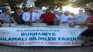 Balıkesirde üniversiteli gençler bin kişiye aşure ikramı yaptı