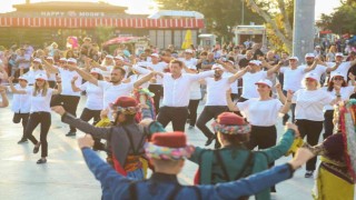 Bandırma Cumhuriyet Meydanında harmandalı gösterisi