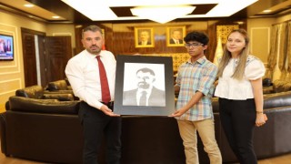Bangladeşli ressam Jawad Ashfaq Navidden Başkan Çetine portre hediyesi