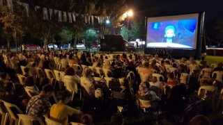 Başiskelede çocuklar sahilde açık hava sinema keyfini yaşadı