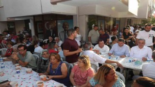 Başkan Böcek, vatandaşlara aşure dağıttı