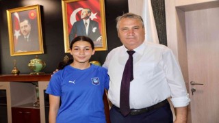 Başkan Çerçiden Türkiye Şampiyonu judocuya ödül