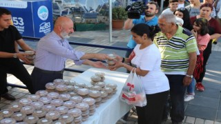Başkan Çolakbayrakdar, vatandaşlara aşure dağıttı