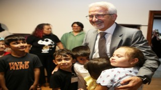 Başkan Erdem, çocuklarla kütüphanede buluştu