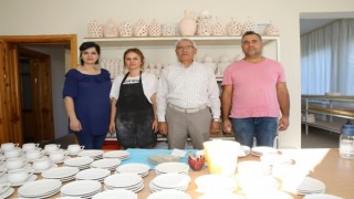 Başkan Güder, el emeği göz nuru eserleri inceledi