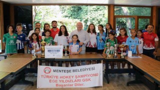 Başkan Gümüş, şampiyon takımı tablet ile ödüllendirdi