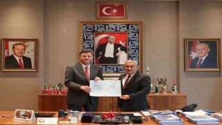 Başkan Işık, kendine emanet edilen diplomayı teslim etti