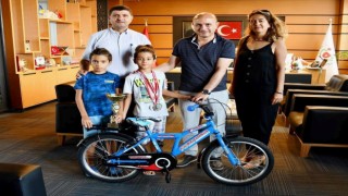 Başkan Oraldan Türkiye ikincisi Deniz Yıldırıma bisiklet