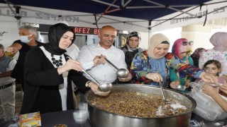 Başkan Söğüt aşure dağıttı