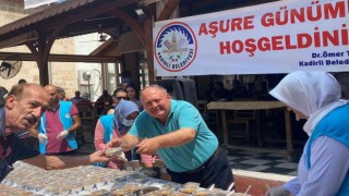 Başkan Tarhan, vatandaşlara aşure ikramında bulundu
