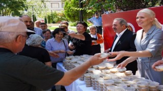 Başkan V. Subaşı vatandaşlara aşure ikram etti