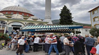 Başkan Yaman vatandaşlara aşure ikram etti