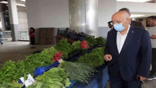 Başkan Yaşar pazar esnafını ziyaret etti