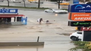 Başkentte sel sularına kapılan genç kızı bir vatandaş kurtardı