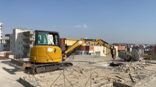 Batmanda halkın güvenliğini tehdit eden kaçak yapılar yıkılıyor