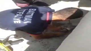 Batmanda itfaiye personeli kurtardığı kediyi kalp masajıyla hayata döndürdü