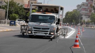 Batmanda silinmeye yüz tutmuş yol çizgileri daha belirgin hale getiriliyor